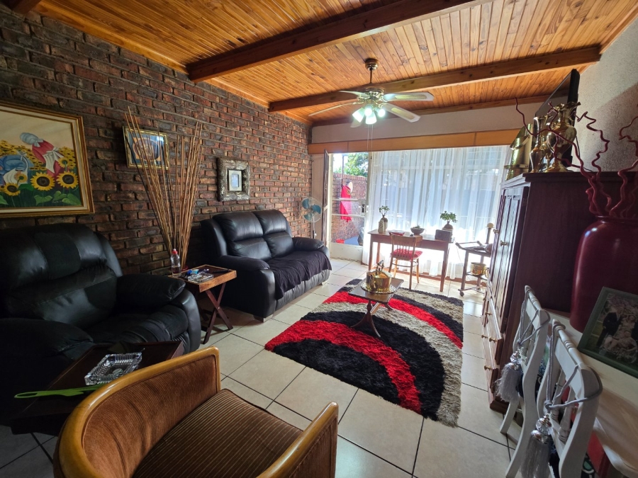 2 Bedroom Property for Sale in Kannoniers Park North West